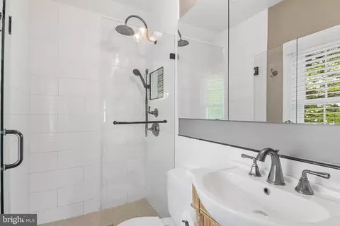 Bath - 612 Ellsworth Dr, Silver Spring, MD 20910 photo 2 of 5