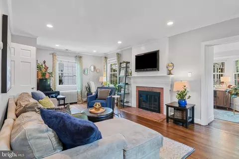 Living - 612 Ellsworth Dr, Silver Spring, MD 20910 photo 1 of 5