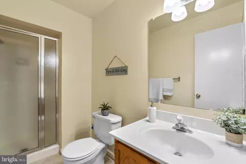 Bath - 18009 Sunset River Ct, Olney, MD 20832 photo 1 of 3