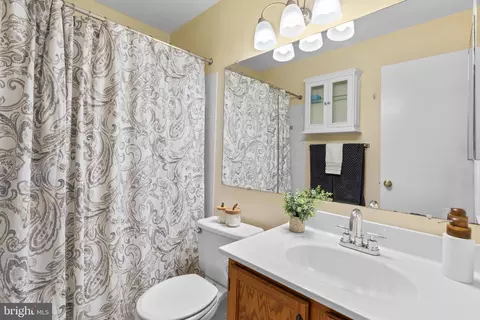 Bath - 18009 Sunset River Ct, Olney, MD 20832 photo 3 of 3
