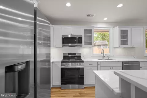 Kitchen - 8407 Tahona Dr, Silver Spring, MD 20903 photo 8 of 11