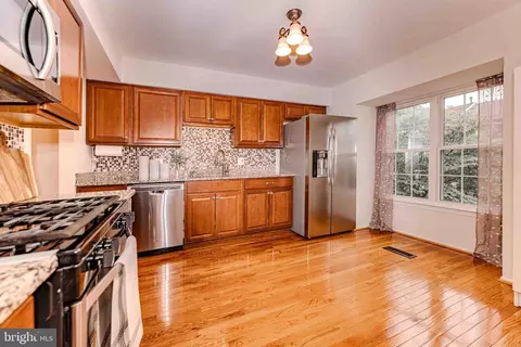 608 Suffield Dr, Gaithersburg, MD 20878 photo 3