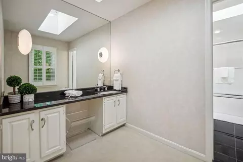 Bath - 11505 Evelake Ct, North Potomac, MD 20878 photo 2 of 5