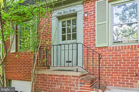 6320 Avalon Dr, Bethesda, MD 20816