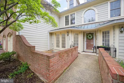 5704 Mayfair Manor Dr #95, Rockville, MD 20852