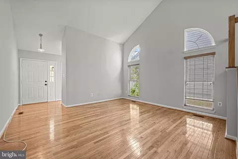 Living - 1705 Nordic Hill Cir, Silver Spring, MD 20906 photo 2 of 4