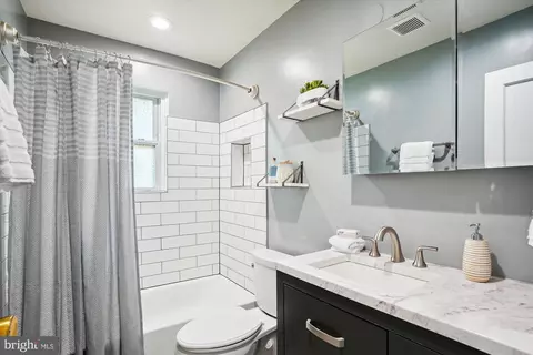 Bath - 2302 Eccleston St, Silver Spring, MD 20902 photo 1 of 2