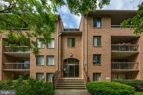 5821 Edson Ln #T3, Rockville, MD 20852