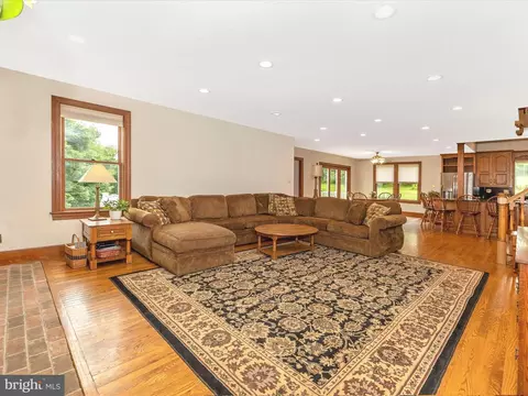 Living - 11401 Mountain View Rd, Damascus, MD 20872 photo 2 of 3