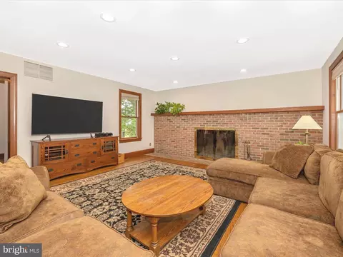 Living - 11401 Mountain View Rd, Damascus, MD 20872 photo 3 of 3