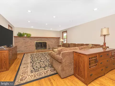 Living - 11401 Mountain View Rd, Damascus, MD 20872 photo 1 of 3