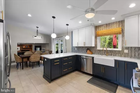 Kitchen - 15320 Aylesbury St, Silver Spring, MD 20905 photo 2 of 4