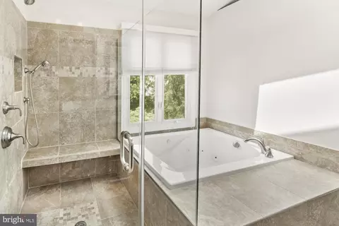 Bath - 17247 Spates Hill Rd, Poolesville, MD 20837 photo 3 of 6