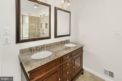 Bath - 17247 Spates Hill Rd, Poolesville, MD 20837 photo 4 of 6