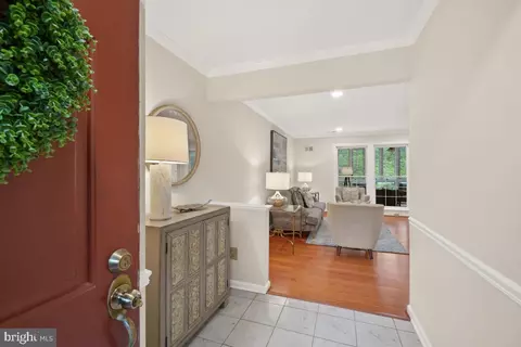 5713 Brewer House Cir #101, North Bethesda, MD 20852