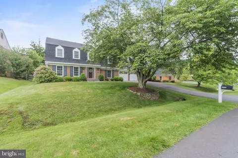 10005 Gainsborough Rd, Potomac, MD 20854