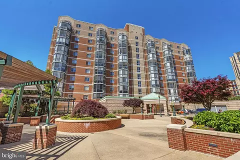24 Courthouse Sq #709, Rockville, MD 20850