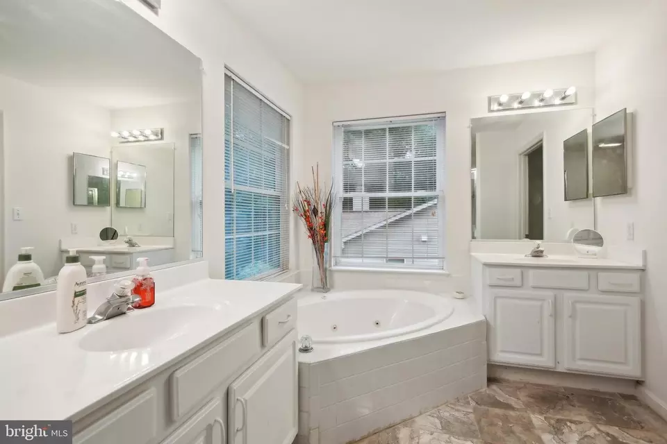 Bath - 19026 Cattail Ln, Poolesville, MD 20837 photo 4 of 5