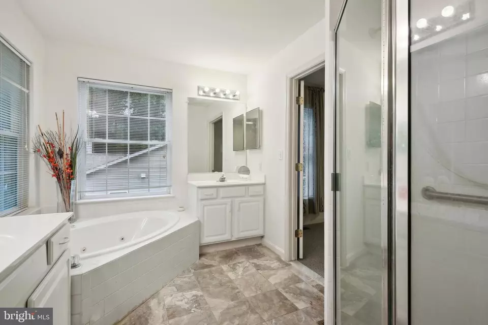 Bath - 19026 Cattail Ln, Poolesville, MD 20837 photo 3 of 5