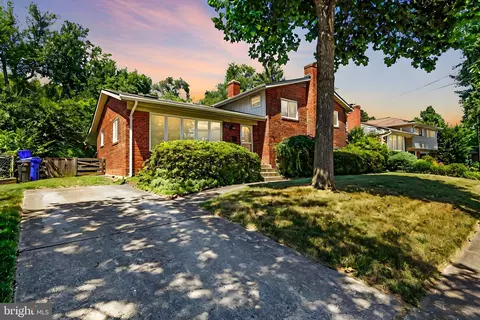 9705 Singleton Dr, Bethesda, MD 20817