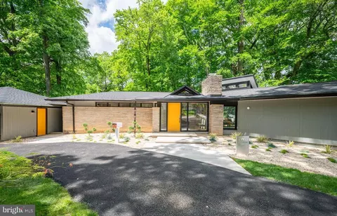2 Buttonwood Ln, Bethesda, MD 20816