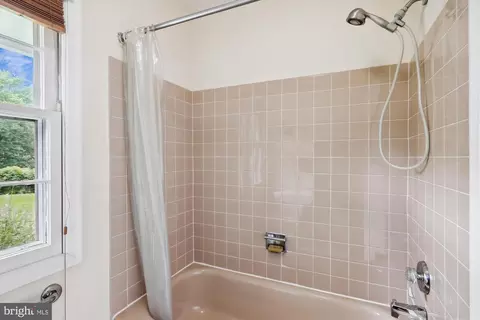 Bath - 3012 Birchtree Ln, Silver Spring, MD 20906 photo 6 of 6