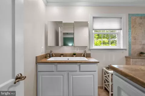 Bath - 8208 Cedar St, Silver Spring, MD 20910 photo 2 of 3