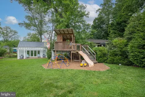 Exterior - 11434 Mapleview Dr, Silver Spring, MD 20902 photo 7 of 10