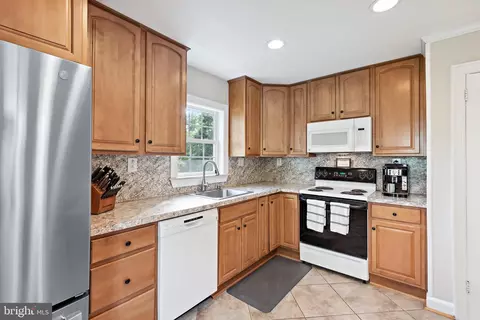 Kitchen - 11434 Mapleview Dr, Silver Spring, MD 20902 photo 5 of 9