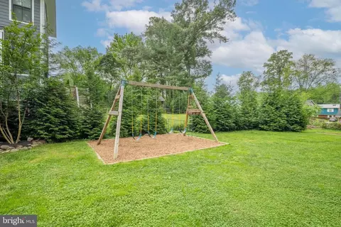 Exterior - 11434 Mapleview Dr, Silver Spring, MD 20902 photo 6 of 10