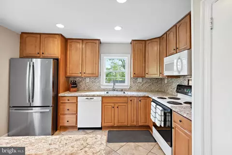 Kitchen - 11434 Mapleview Dr, Silver Spring, MD 20902 photo 4 of 9