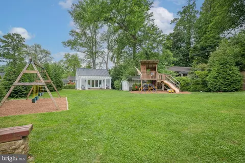 Exterior - 11434 Mapleview Dr, Silver Spring, MD 20902 photo 5 of 10