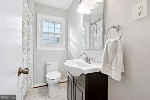 Bath - 11434 Mapleview Dr, Silver Spring, MD 20902 photo 1 of 4