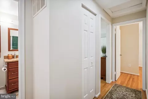 Entry Way - 924 Pointer Ridge Dr, Gaithersburg, MD 20878 photo 7 of 8