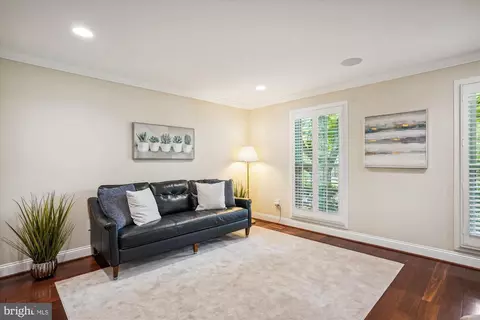 Living - 924 Pointer Ridge Dr, Gaithersburg, MD 20878 photo 2 of 5