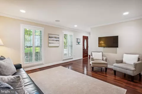 Living - 924 Pointer Ridge Dr, Gaithersburg, MD 20878 photo 3 of 5