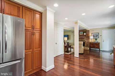 Entry Way - 924 Pointer Ridge Dr, Gaithersburg, MD 20878 photo 5 of 8