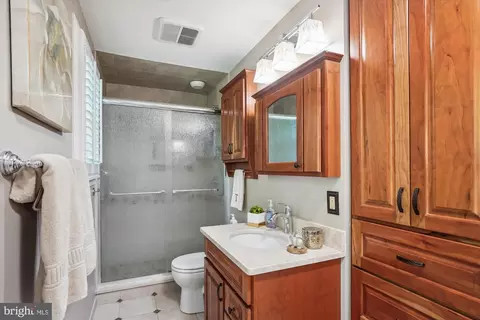 Bath - 924 Pointer Ridge Dr, Gaithersburg, MD 20878 photo 1 of 3