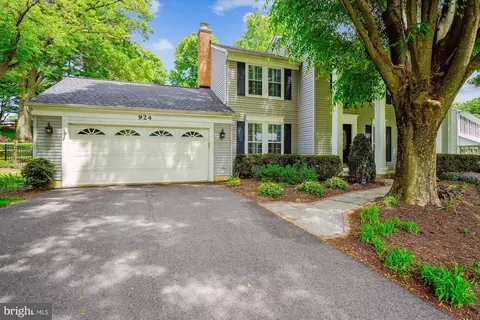 Exterior - 924 Pointer Ridge Dr, Gaithersburg, MD 20878 photo 3 of 21