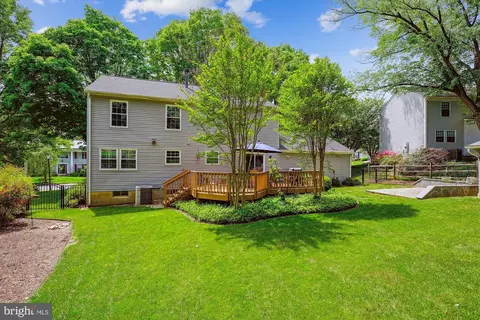 Exterior - 924 Pointer Ridge Dr, Gaithersburg, MD 20878 photo 5 of 21