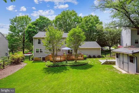 Exterior - 924 Pointer Ridge Dr, Gaithersburg, MD 20878 photo 11 of 21