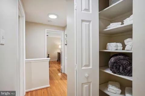 Entry Way - 924 Pointer Ridge Dr, Gaithersburg, MD 20878 photo 6 of 8