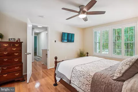 Bedroom - 924 Pointer Ridge Dr, Gaithersburg, MD 20878 photo 4 of 11