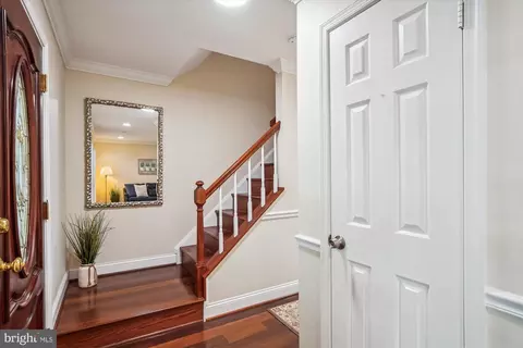 Entry Way - 924 Pointer Ridge Dr, Gaithersburg, MD 20878 photo 2 of 8