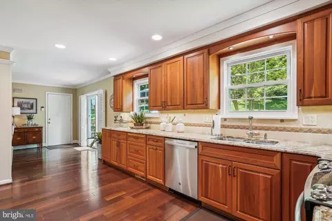 Entry Way - 924 Pointer Ridge Dr, Gaithersburg, MD 20878 photo 3 of 8