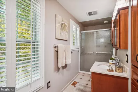 Bath - 924 Pointer Ridge Dr, Gaithersburg, MD 20878 photo 3 of 3