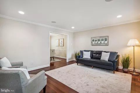 Living - 924 Pointer Ridge Dr, Gaithersburg, MD 20878 photo 1 of 5