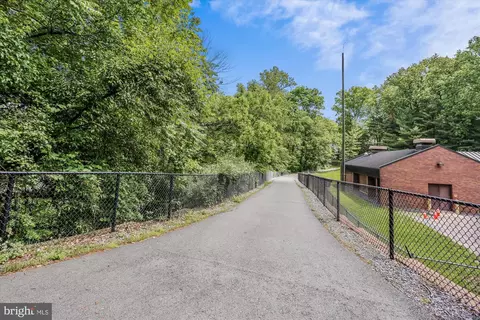 Exterior - 924 Pointer Ridge Dr, Gaithersburg, MD 20878 photo 21 of 21