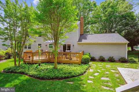 Exterior - 924 Pointer Ridge Dr, Gaithersburg, MD 20878 photo 4 of 21