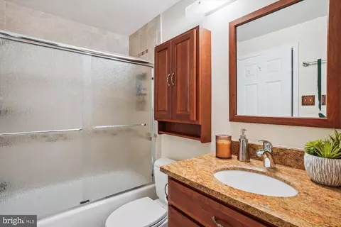Bath - 924 Pointer Ridge Dr, Gaithersburg, MD 20878 photo 2 of 3